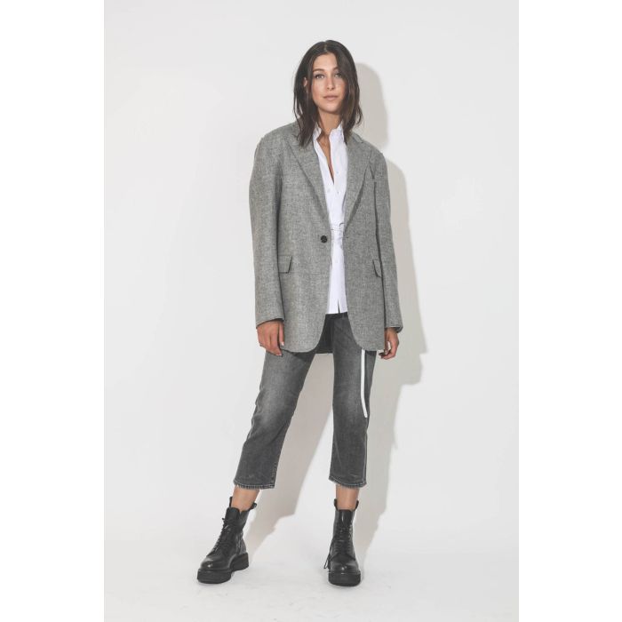 Blazer en flanelle grise bord franc R13. Porté avec une chemise blanche.