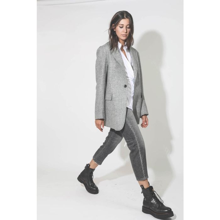 Blazer en flanelle grise bord franc R13. Porté de profil.