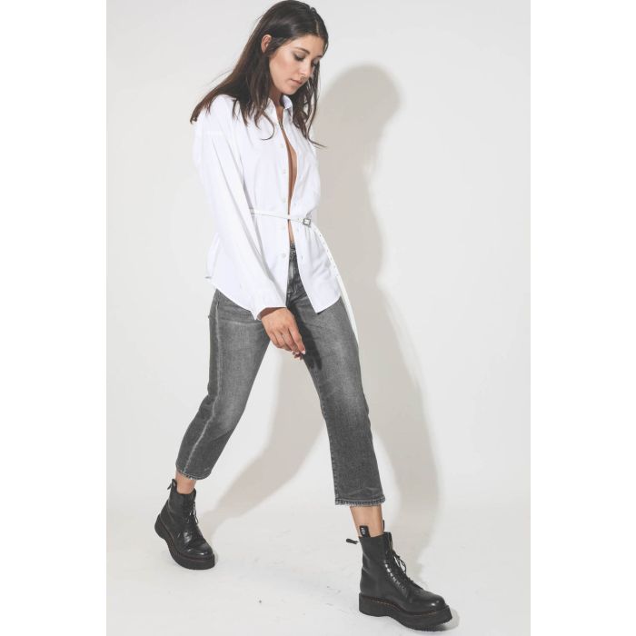 Chemise manches longues blanches en rayonne et polyester, esprit vintage R13. Porté profil.