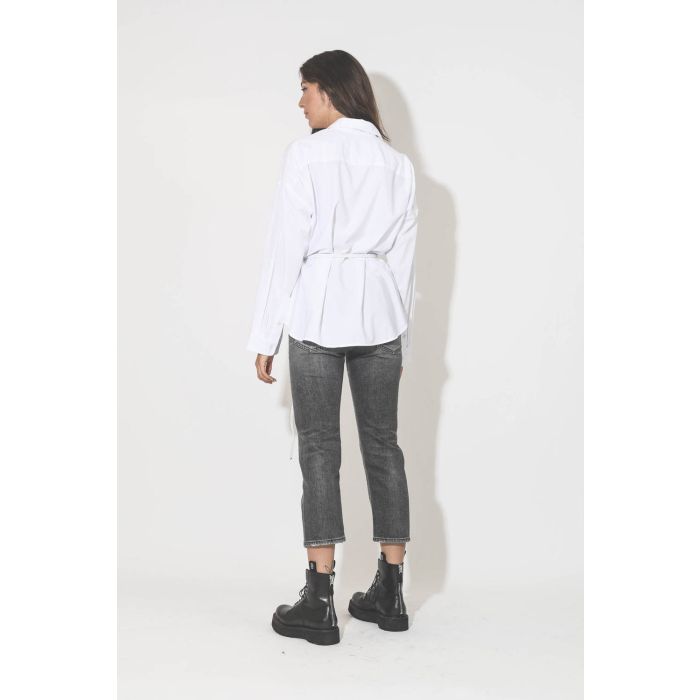 Chemise manches longues blanches en rayonne et polyester, esprit vintage R13. Porté dos ceinturé à la taille.
