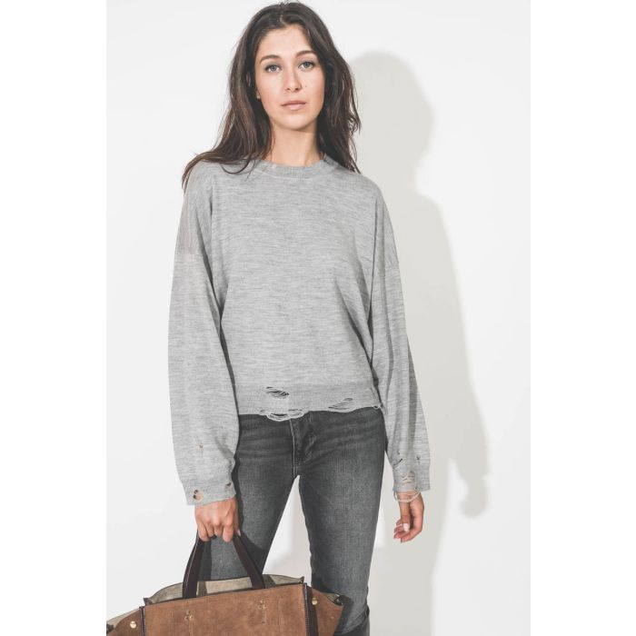 Pull court oversize gris chiné démaillé R13. Porté de face.