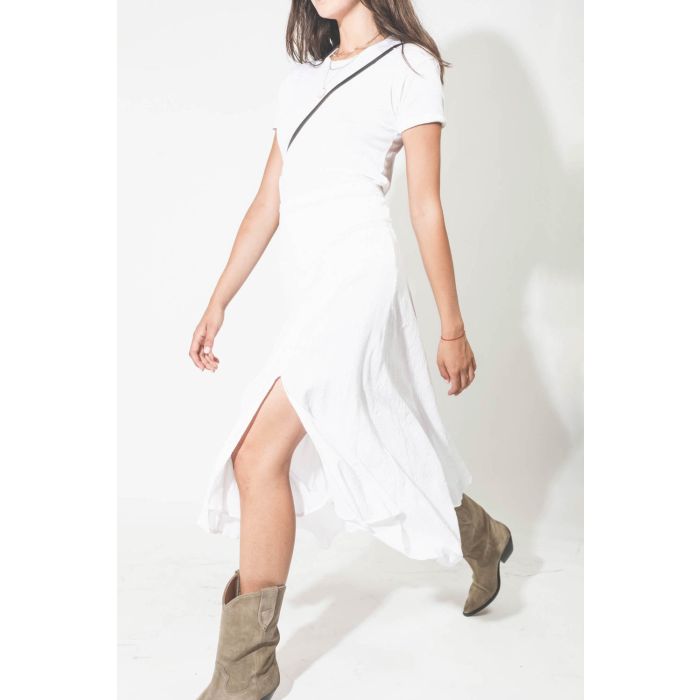 Jupe longue fendues en coton blanc Aline Marant Etoile. Porté de profil. 