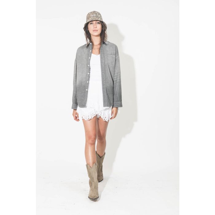 Chemise manches longues en chambray gris R13 Denim. Porté ouverte de face.
