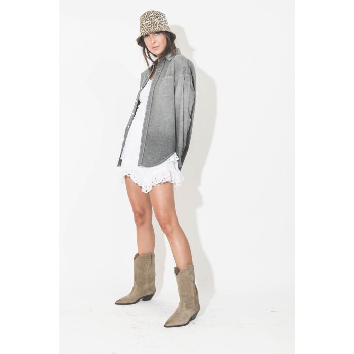 Chemise manches longues en chambray gris R13 Denim. Porté de profil ouverte. 