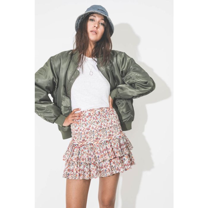Bomber kaki Léon Anine Bing. Porté avec un tee-shirt blanc.