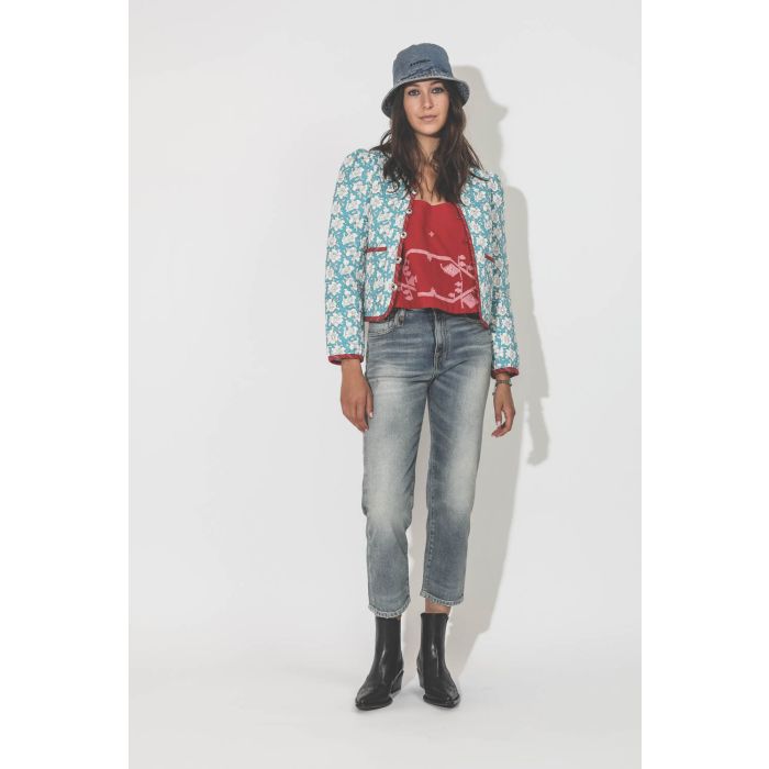 Veste matelassée bleue à fleurs Alix of Bohemia. Porté face.