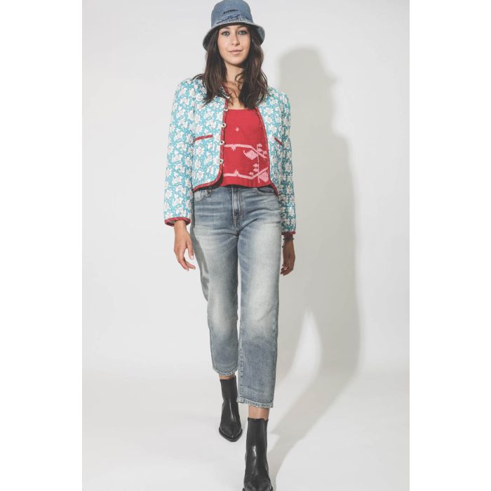 Veste matelassée bleue à fleurs Alix of Bohemia. Porté avec un jean bleu ciel.