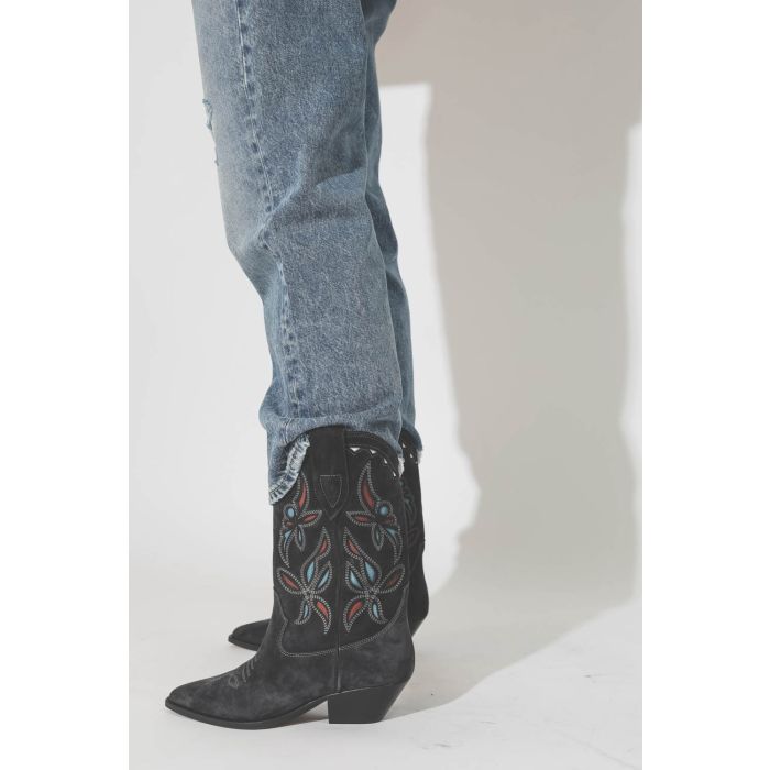 Bottes Santiag en cuir suédé noir délavé broderies Duerto Isabel Marant. Porté avec un jean Boyfriend. 