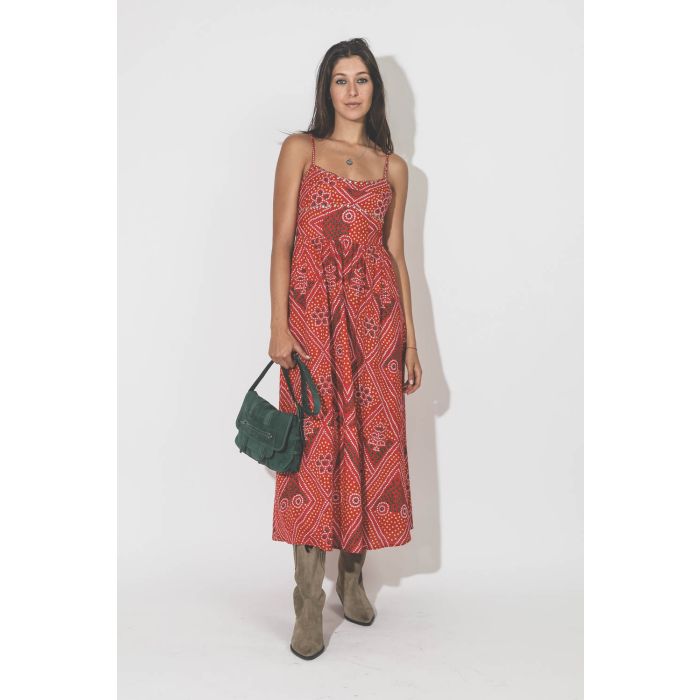 Robe midi fines bretelles rouge imprimée et cloutée Alix of Bohemia. Porté de face.