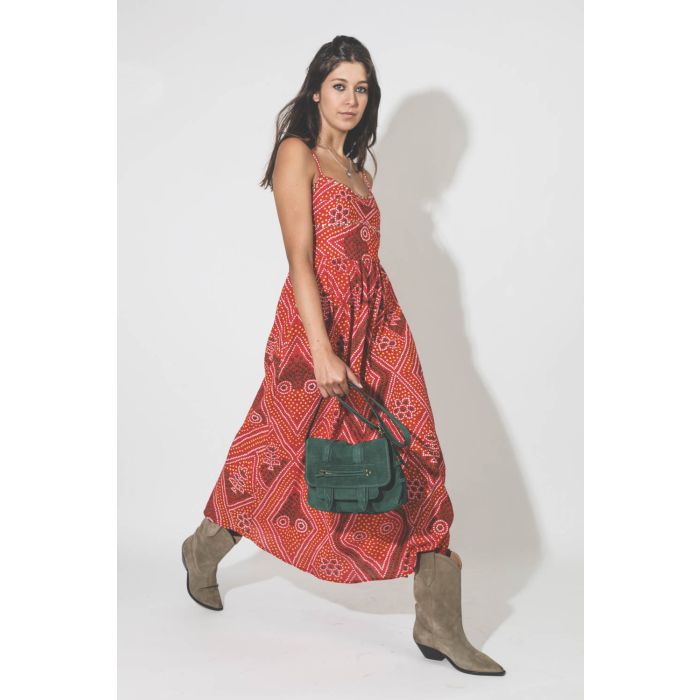 Robe midi fines bretelles rouge imprimée et cloutée Alix of Bohemia. Porté de profil.