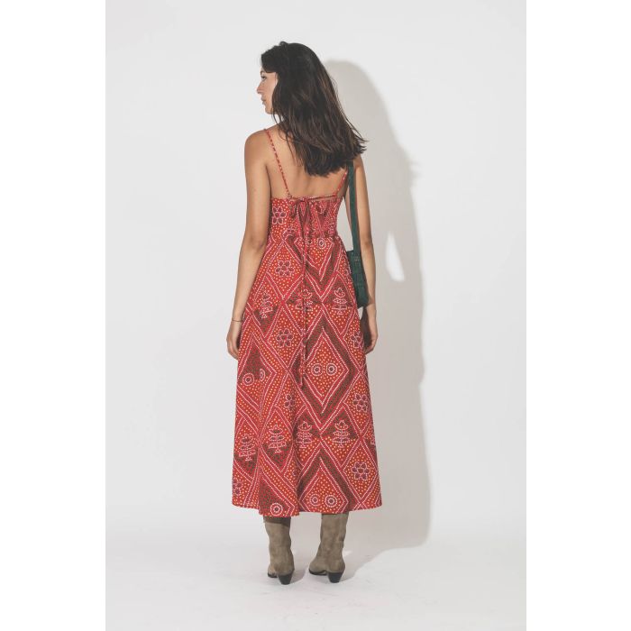 Robe midi fines bretelles rouge imprimée et cloutée Alix of Bohemia. Porté de dos.
