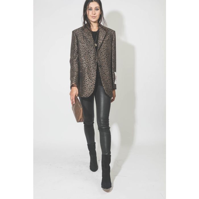 Veste droite tissu damassée léopard marron et noir Golden Goose. Porté de face.