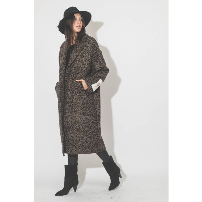 Manteau oversize en tissu damassé léopard marron et noir Cocoon Coat Golden Goose. Porté avec un fedora.