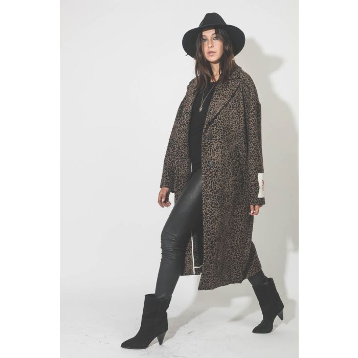 Manteau oversize en tissu damassé léopard marron et noir Cocoon Coat Golden Goose. Porté de profil.
