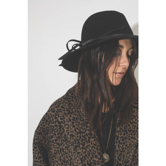 Manteau oversize en tissu damassé léopard marron et noir Cocoon Coat Golden Goose. Détail du col cranté. 