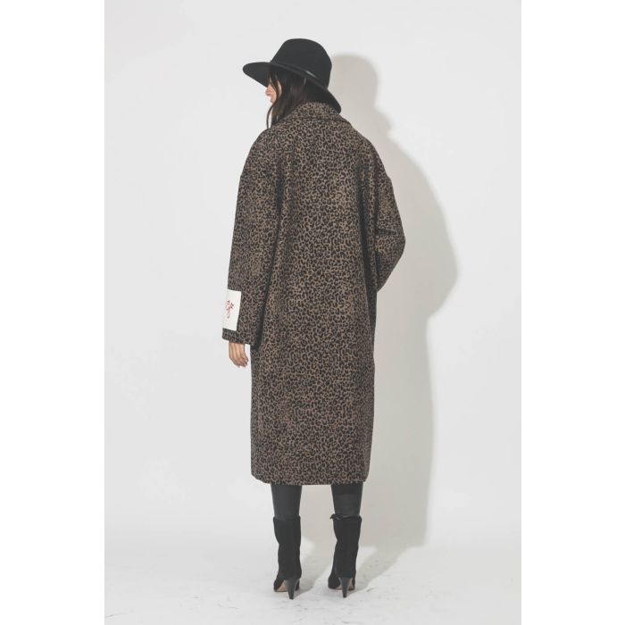 Manteau oversize en tissu damassé léopard marron et noir Cocoon Coat Golden Goose. Porté de dos.