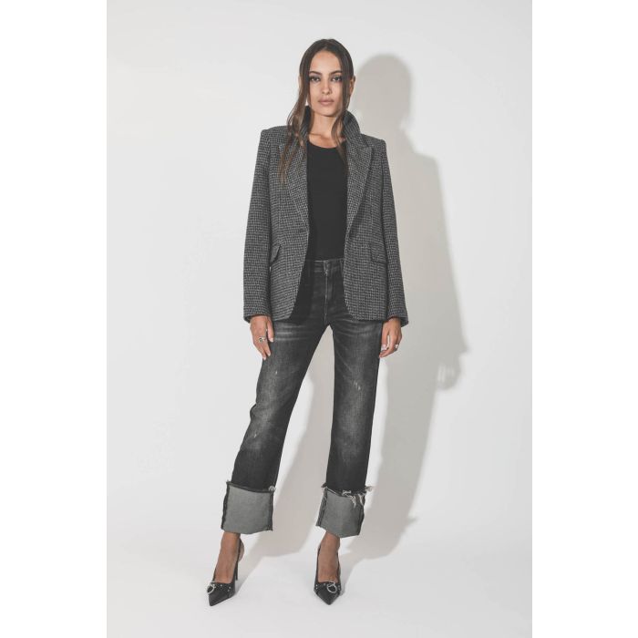 Jean taille basse longues jambes droites Tobi Slim délavage noir délavé Abbey black r13 Denim. Porté avec un large revers. 