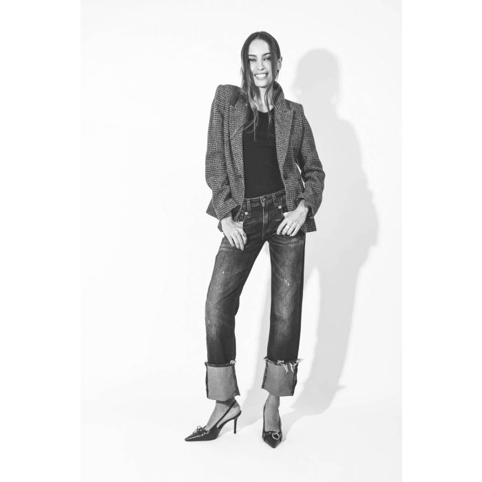 Jean taille basse longues jambes droites Tobi Slim délavage noir délavé Abbey black r13 Denim. Porté de face.