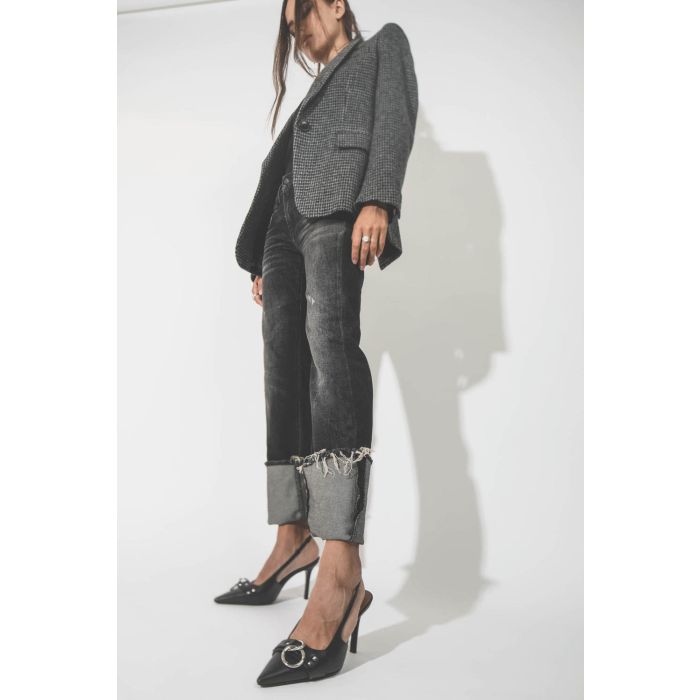 Jean taille basse longues jambes droites Tobi Slim délavage noir délavé Abbey black r13 Denim. Porté avec des escarpins.