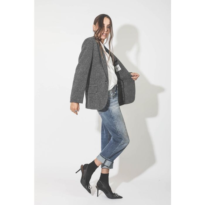 Jeans Boyfriend bleu ciel Amber Blue r13 Denim. Porté de profil.