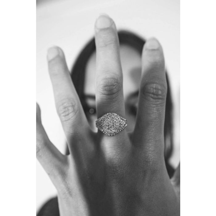 Chevalière en argent pavée de diamants De Jaegher. Porté au majeur. 
