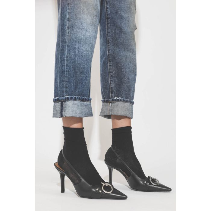 Jeans Boyfriend bleu ciel Amber Blue r13 Denim. Porté avec des escarpins.