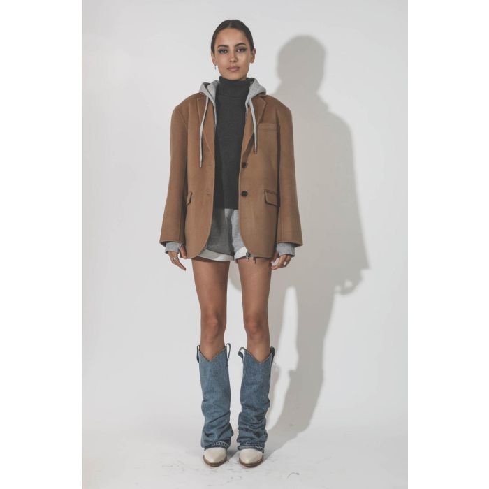 Veste en laine et cachemire camel Quinn Anine Bing. Porté de face.