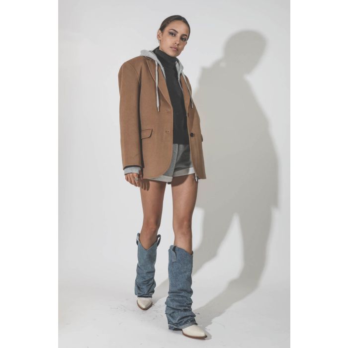 Veste en laine et cachemire camel Quinn Anine Bing. Porté de profil.