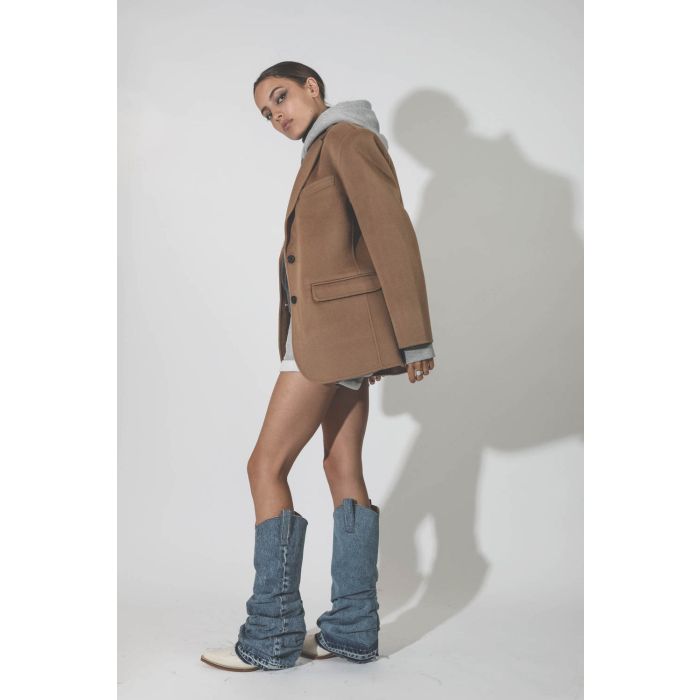 Veste en laine et cachemire camel Quinn Anine Bing. Porté avec des santiags r13. 