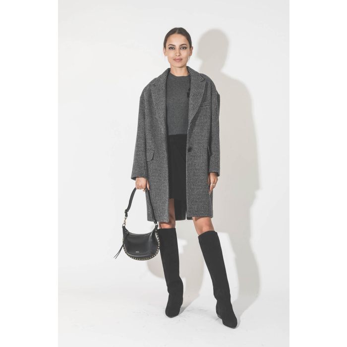 Pull col rond en coton laine gris anthracite avec logo noir Marisans Marant Etoile. Porté avec un manteau masculin. 