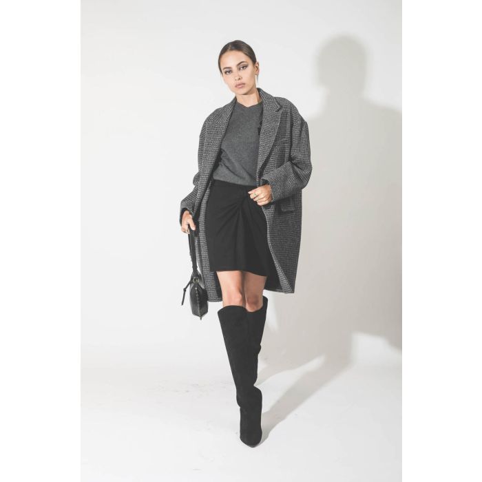 Mini-jupe en jersey noir drapé Natacha Marant Etoile. Porté avec un manteau masculin. 