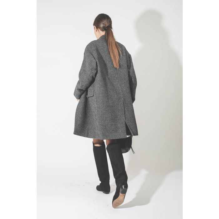Manteau en laine pied de poule noir et gris Limiza Marant Etoile. Porté avec des bottes en cuir suédé noir.