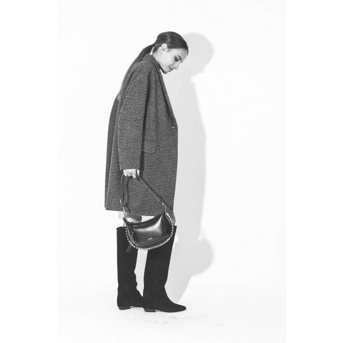 Manteau en laine pied de poule noir et gris Limiza Marant Etoile. Porté avec un sac noir clouté.