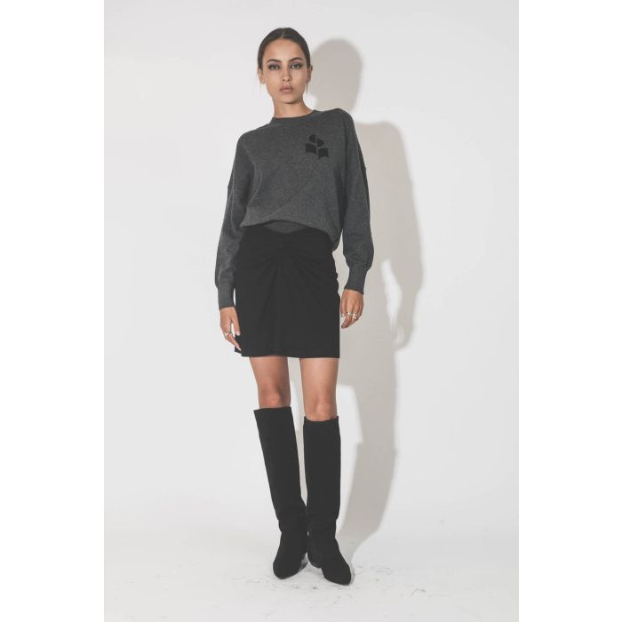Pull col rond en coton laine gris anthracite avec logo noir Marisans Marant Etoile. Porté de face. 