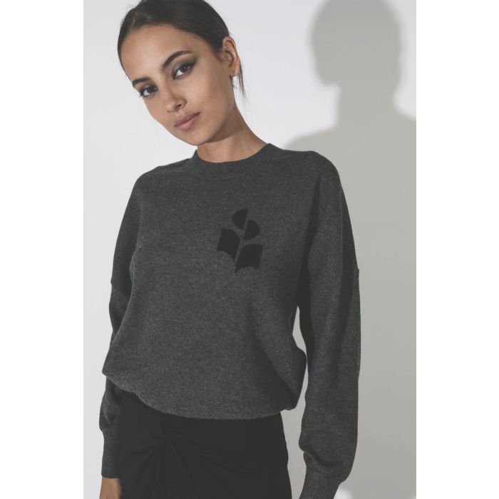 Pull col rond en coton laine gris anthracite avec logo noir Marisans Marant Etoile. Détail logo Marant.