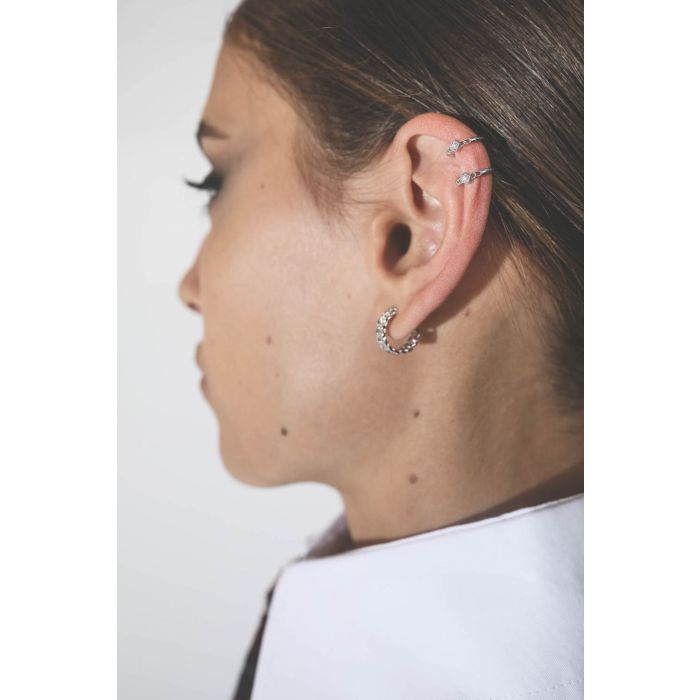 Boucle d'oreille Earcuff en or blanc et diamants Indiana De Jaegher. Porté avec une paire de boucles d'oreilles créoles chaine rigide. 