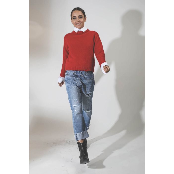 Pull court col rond en cachemire rouge bord côte démaillé R13. Porté avec un jeans Crossover.