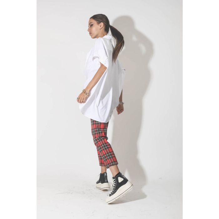 Jean court taille basse en toile à carreaux rouge Boy Straight r13 Denim. Porté avec une chemise blanche.
