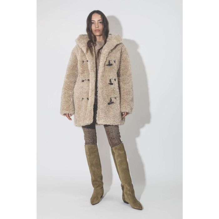 Manteau 3/4 à capuche en fausse fourrure beige Florene Marant Etoile. Porté de face.