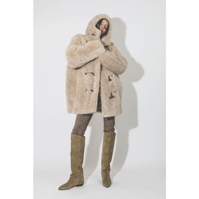 Bottes plates talons compensées en cuir suédé beige Skarlet Isabel Marant. Porté avec un manteau fausse fourrure.