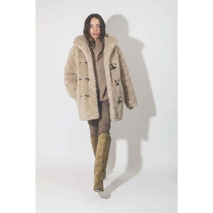 Pull col rond manches longues beige Sydney Anine Bing. Porté avec un manteau Duffle Coat en fausse fourrure.