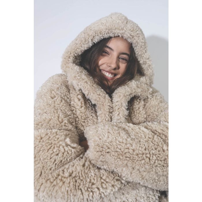 Manteau 3/4 à capuche en fausse fourrure beige Florene Marant Etoile. Porté avec la capuche relevée.