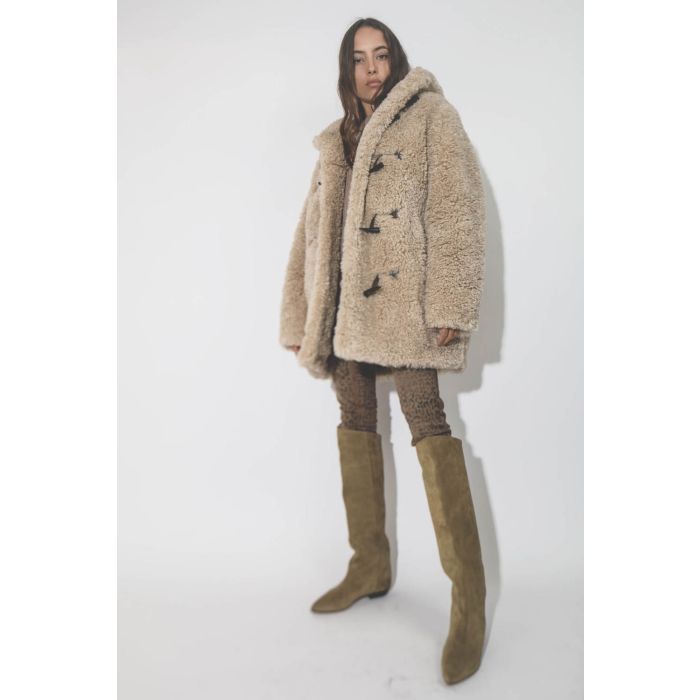 Bottes plates talons compensées en cuir suédé beige Skarlet Isabel Marant. Porté de profil.