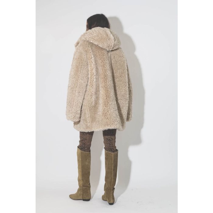 Manteau 3/4 à capuche en fausse fourrure beige Florene Marant Etoile. Porté de dos. 