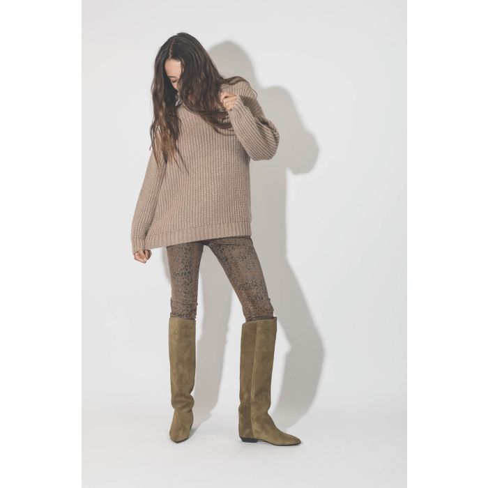 Pull col rond manches longues beige Sydney Anine Bing. Porté avec des bottes camel en cuir suédé.