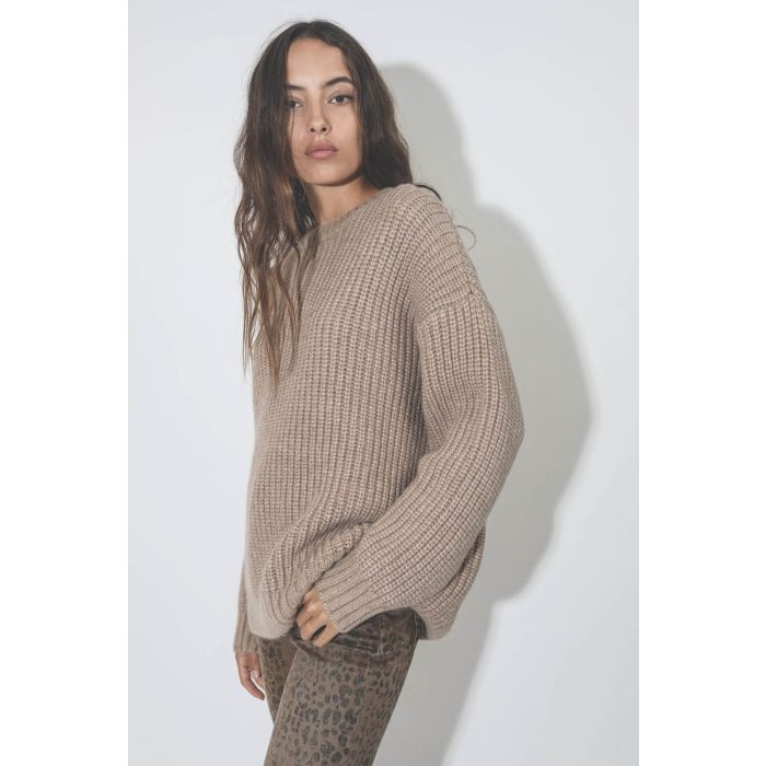 Pull col rond manches longues beige Sydney Anine Bing. Détail de la maille. 