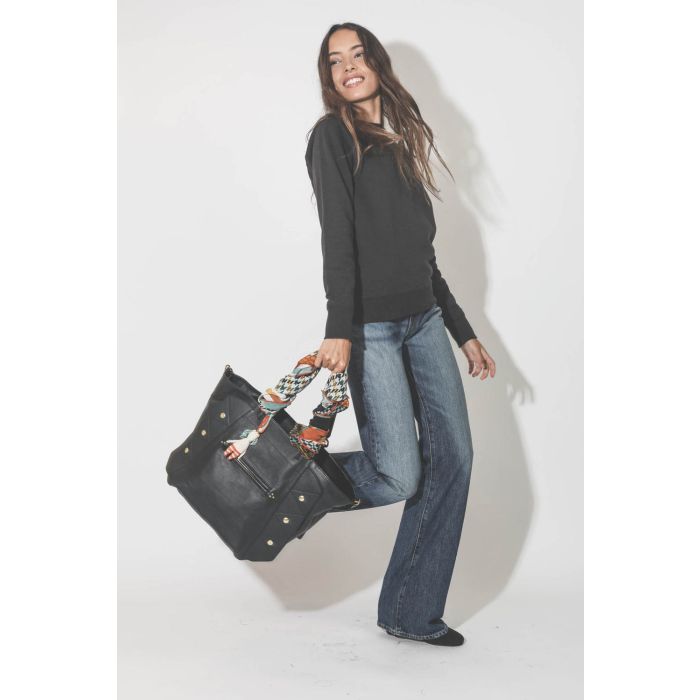 Boots en cuir suédé noir délavé Dicker Isabel Marant. Porté avec un jean évasé. 