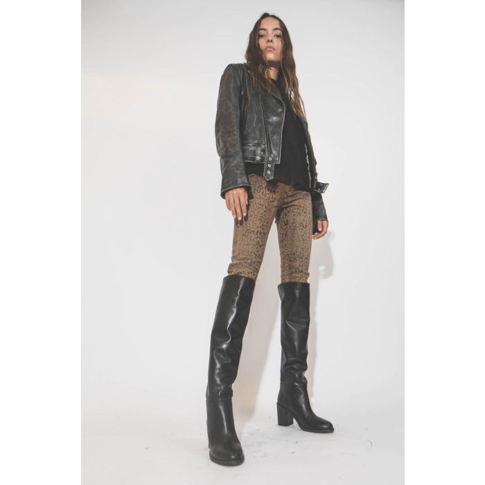 Perfecto en cuir vieilli noir Golden Goose. Porté avec des bottes. 