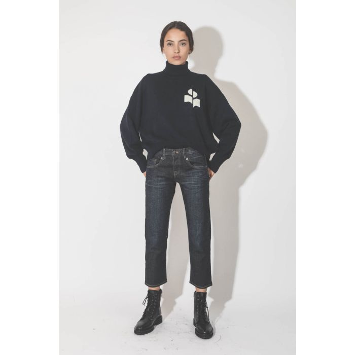 Jean court taille basse bleu foncé Boy Straight Avery Indigo r13 Denim. Porté avec un col roulé logo. 