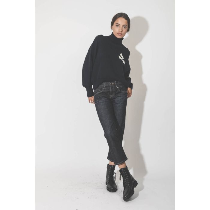 Jean court taille basse bleu foncé Boy Straight Avery Indigo r13 Denim. Porté avec des boots à lacets.